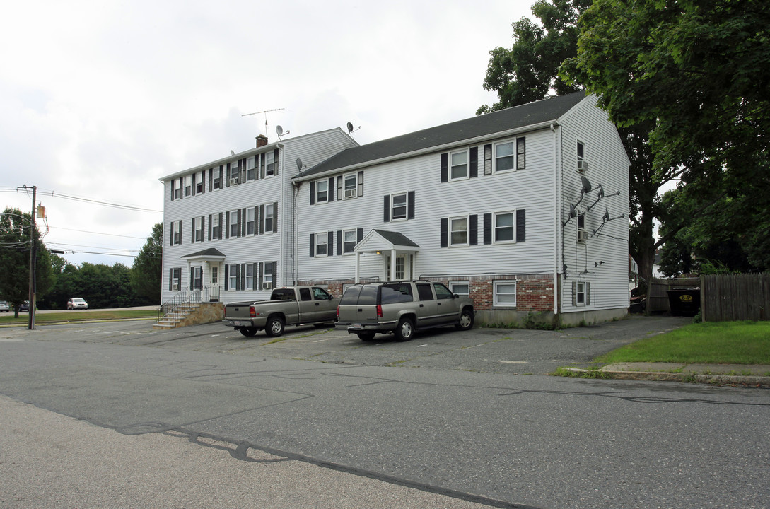 23 Lincoln St in Milford, MA - Foto de edificio