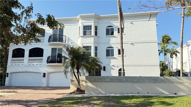 391 4th St S in Naples, FL - Foto de edificio - Building Photo