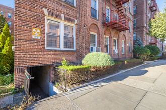 11145 76th Dr in Forest Hills, NY - Building Photo - Building Photo