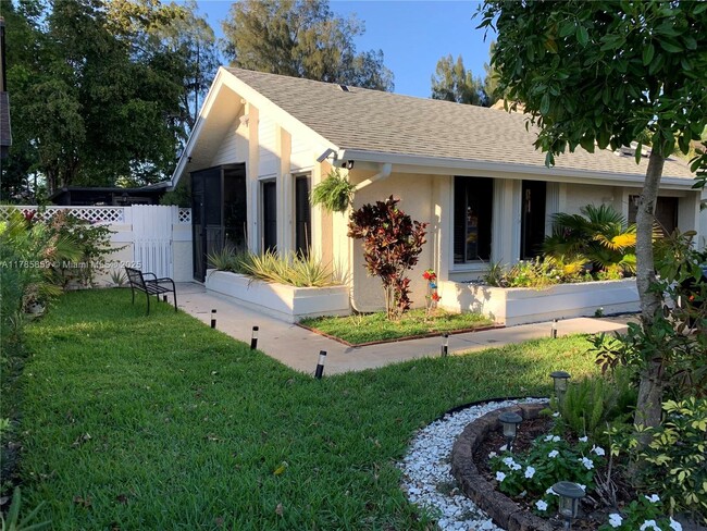 8271 SW 39th Ct in Davie, FL - Foto de edificio - Building Photo