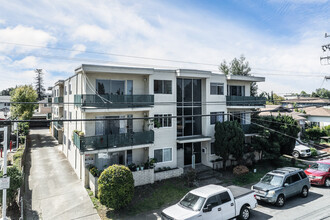 Cypress Manor in San Leandro, CA - Foto de edificio - Building Photo