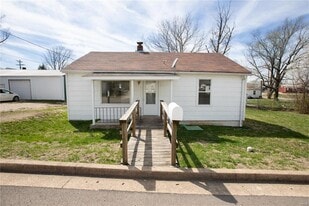 106 N A St in Cuba, MO - Building Photo