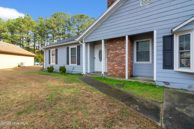 108 Grey Fox Ln in Jacksonville, NC - Building Photo - Building Photo