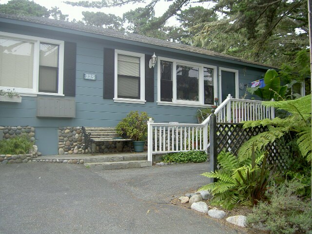 225 Grove Acre Ave in Pacific Grove, CA - Foto de edificio - Building Photo