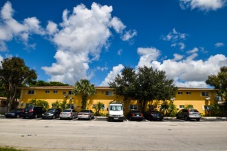 Art Building Apartments in Fort Lauderdale, FL - Building Photo - Building Photo