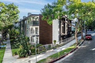 8300 De Longpre in West Hollywood, CA - Building Photo
