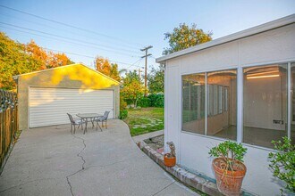 2206 N Orchard Dr in Burbank, CA - Building Photo - Building Photo