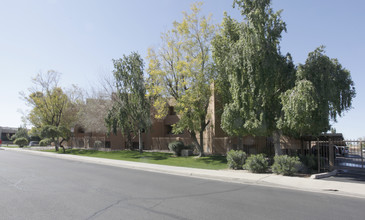 7494 E Earll Dr in Scottsdale, AZ - Building Photo - Building Photo