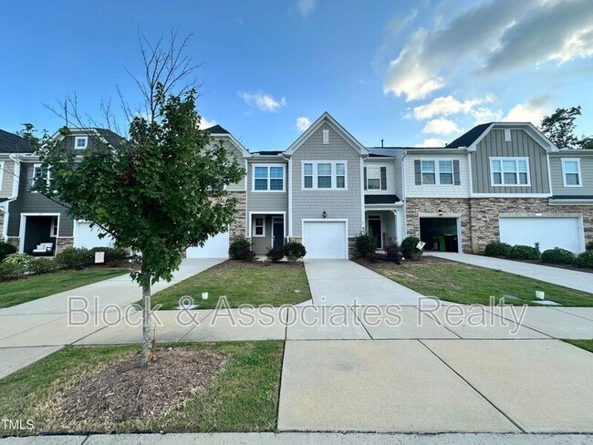 107 Hunston Dr. in Holly Springs, NC - Building Photo - Building Photo