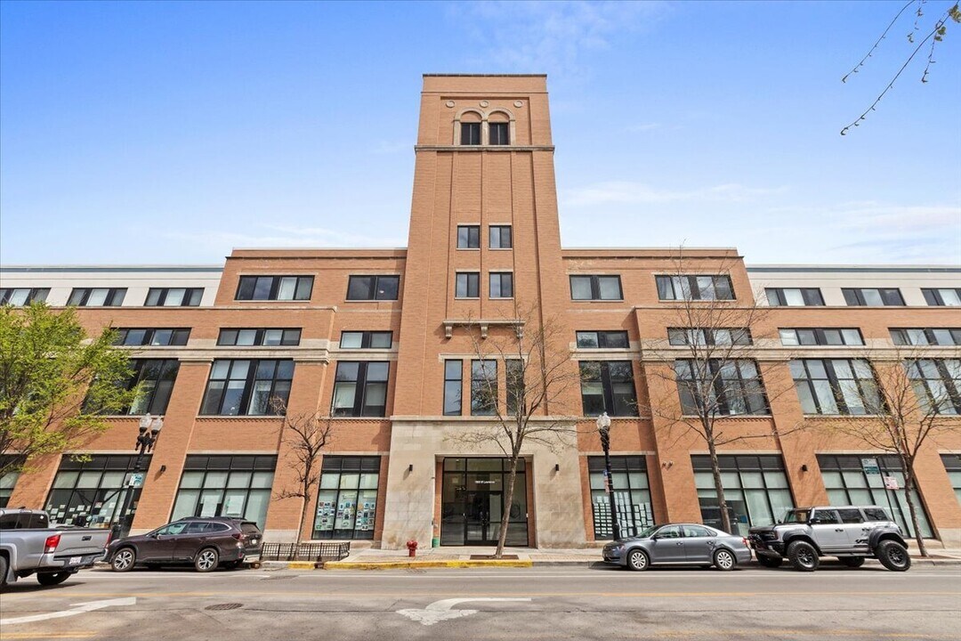 1900 W Lawrence Ave in Chicago, IL - Building Photo