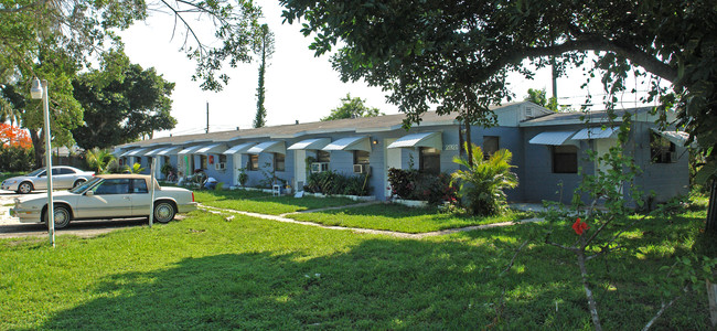 Royal Palm Apartments in Lake Worth, FL - Building Photo - Building Photo