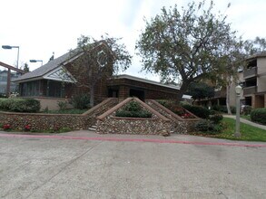 8880 Villa La Jolla Dr in San Diego, CA - Building Photo - Building Photo