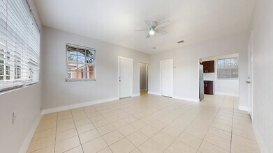 200 SW 19th Ave, Unit 4 in Miami, FL - Building Photo - Building Photo