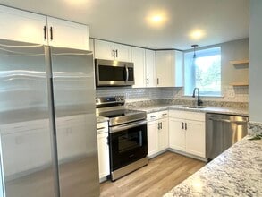 84 Tuttle Ln, Unit B in Greenland, NH - Foto de edificio - Building Photo