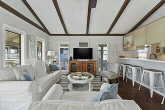 16603 Jamaica Cove Rd in Jamaica Beach, TX - Building Photo - Building Photo