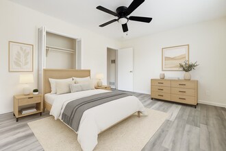 1010 N Orange Grove Ave in West Hollywood, CA - Foto de edificio - Building Photo