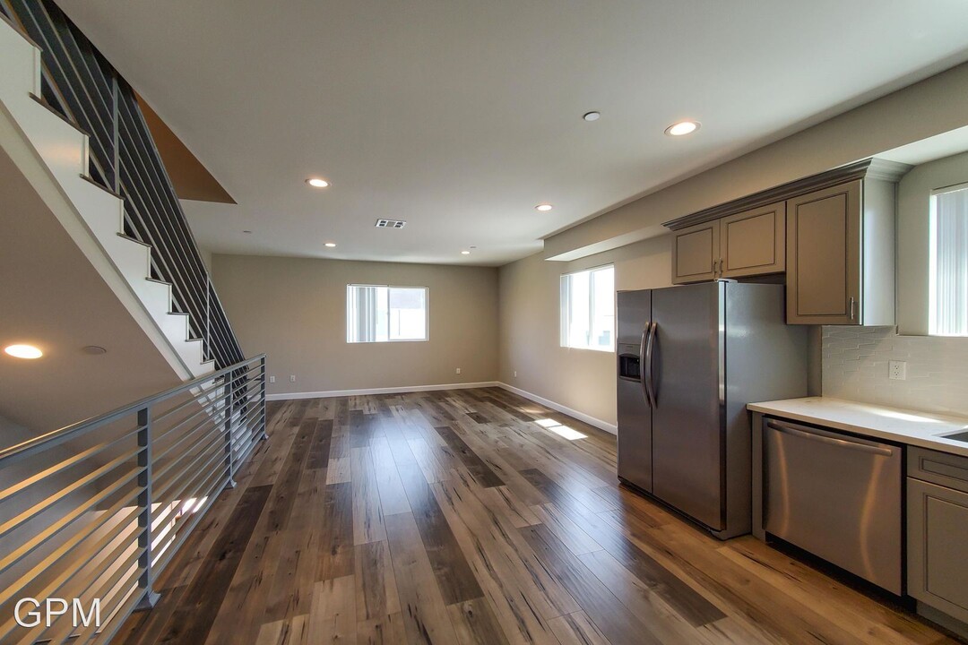 5649 Willowcrest Ave in Los Angeles, CA - Building Photo