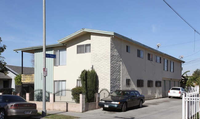 1123 E Hellman St in Long Beach, CA - Foto de edificio - Building Photo