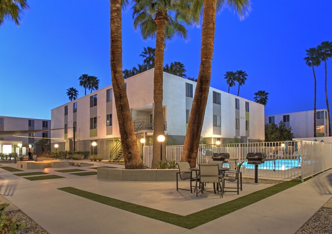 Latitude 33 in Palm Springs, CA - Foto de edificio - Building Photo