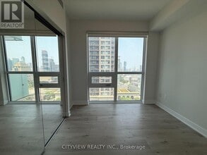 430 Square One Dr in Mississauga, ON - Building Photo - Building Photo