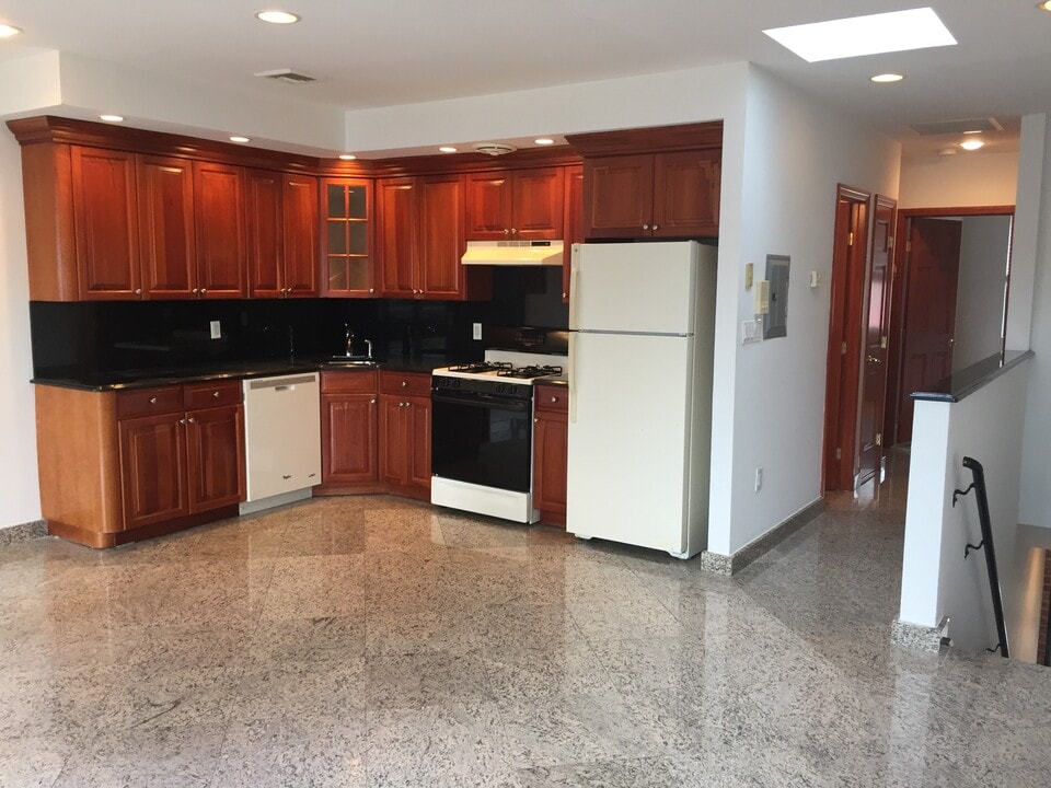 14-08 Clintonville St in Queens, NY - Building Photo