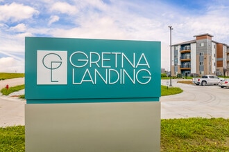 Gretna Landing in Gretna, NE - Foto de edificio - Building Photo