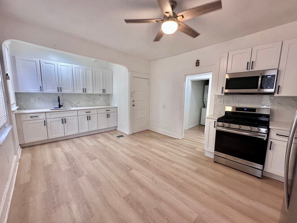 49 East Ave in West Haven, CT - Building Photo