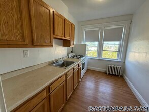 1687 Commonwealth Ave in Boston, MA - Foto de edificio - Building Photo