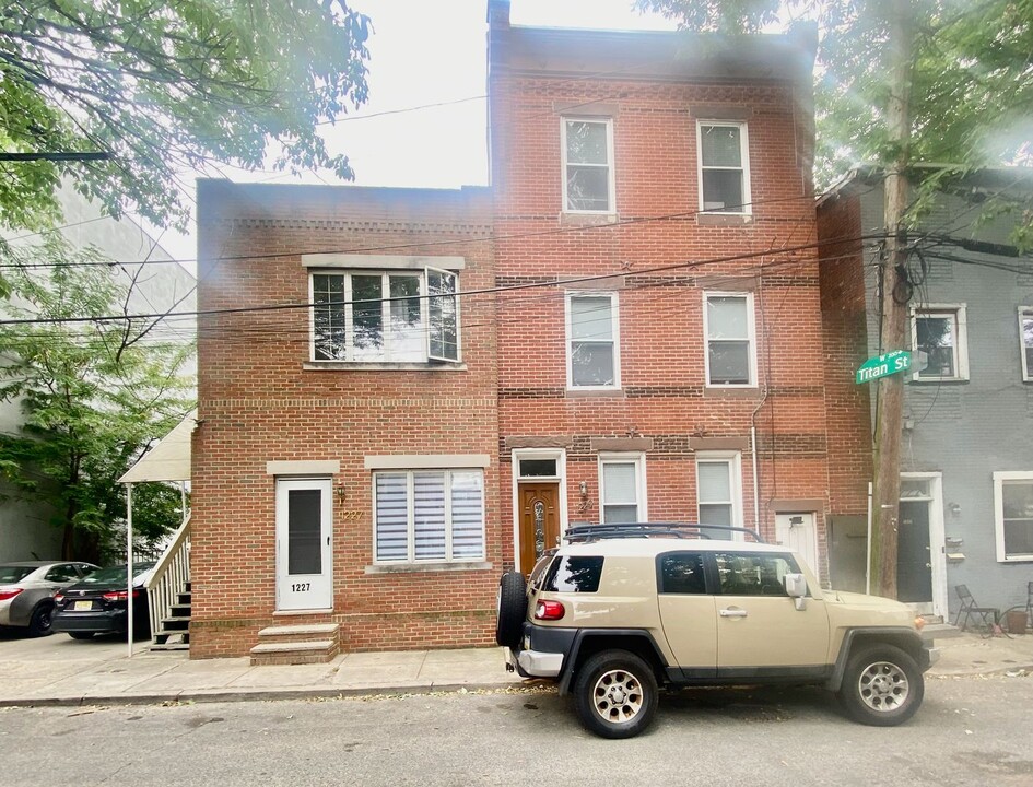 1227 S Philip St in Philadelphia, PA - Building Photo