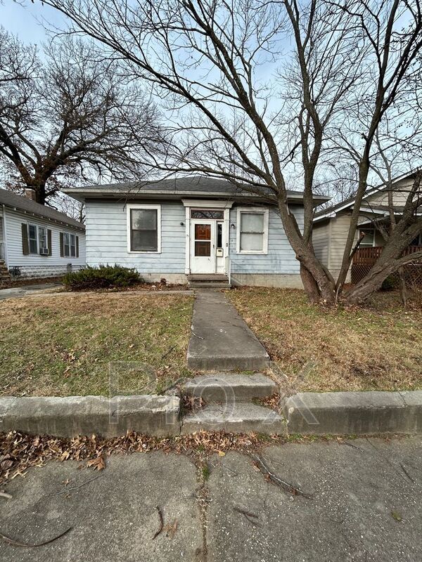 property at 418 W 9th St