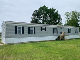 1825 Blue Creek Rd in Jacksonville, NC - Building Photo