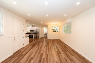 22849 Macfarlane Dr in Woodland Hills, CA - Building Photo - Building Photo