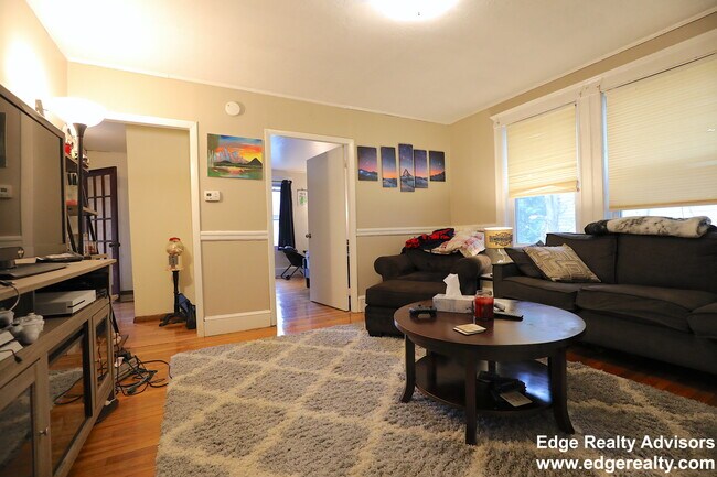 114 Nonantum St, Unit 1 in Boston, MA - Foto de edificio - Building Photo
