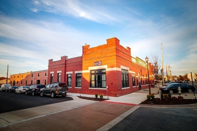 101 E Walnut St in Rogers, AR - Foto de edificio - Building Photo