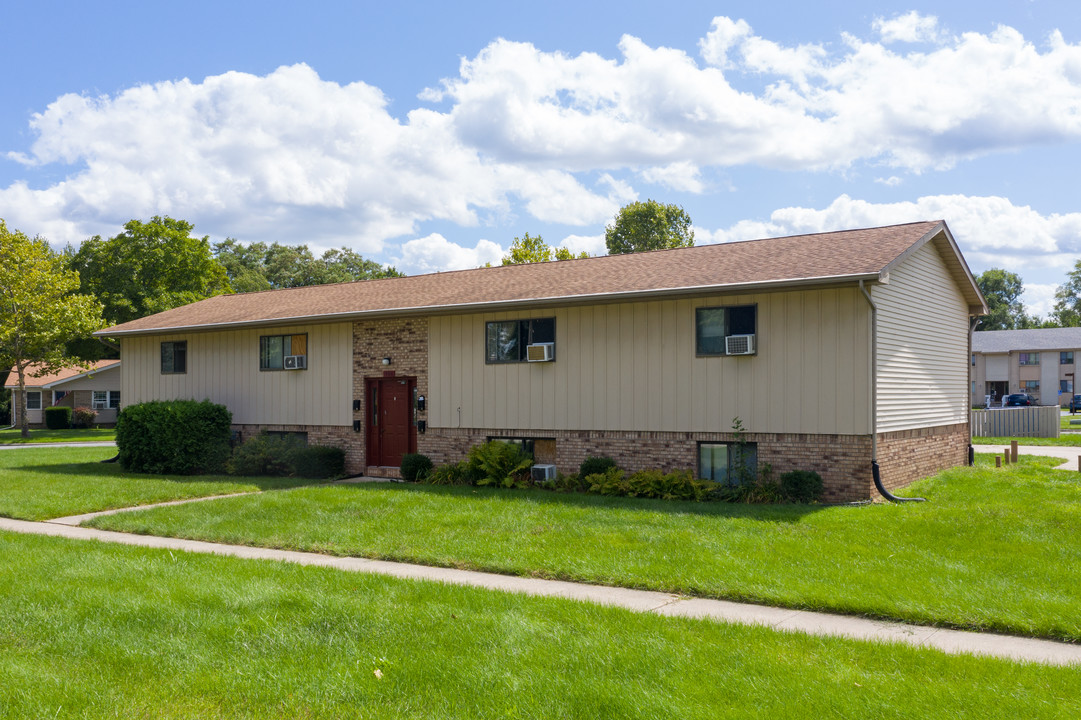 506 W Cummins St in Tecumseh, MI - Foto de edificio