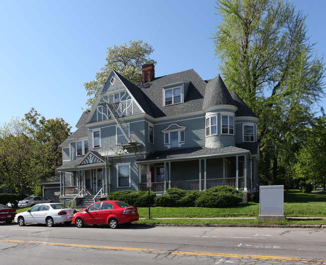 469 University Ave in Rochester, NY - Foto de edificio - Building Photo