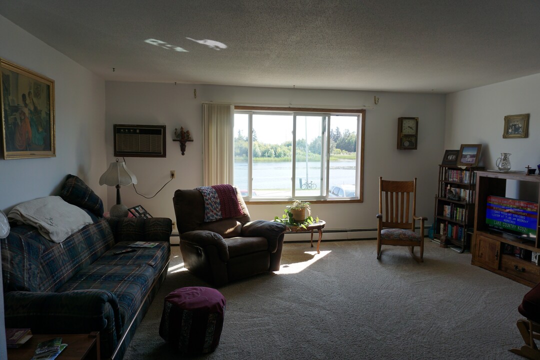 411 River St NE, Unit 11 in Warroad, MN - Building Photo