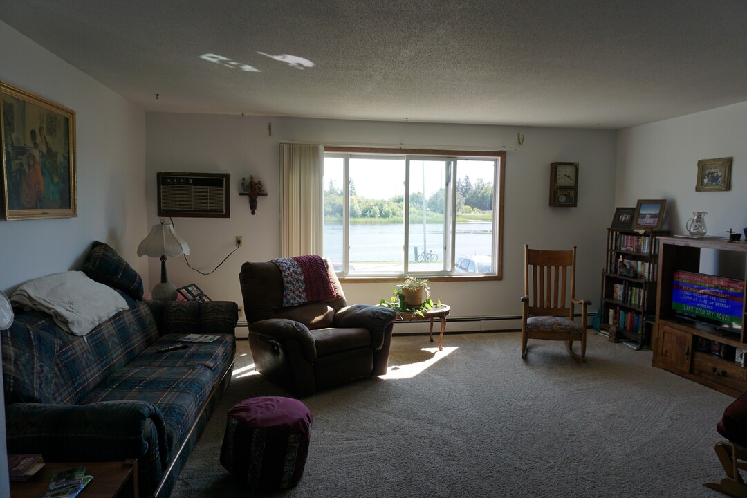 411 River St NE, Unit 18 in Warroad, MN - Foto de edificio