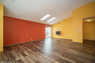350 W Happfield Dr in Arlington Heights, IL - Building Photo - Building Photo