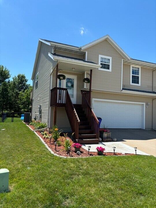 1552 Deerfield Dr in North Liberty, IA - Building Photo