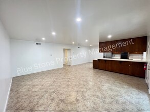 1/2 Rosecrans St in San Diego, CA - Foto de edificio - Building Photo