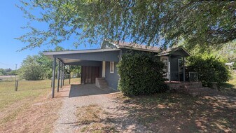 1607 Bells Dr in Denison, TX - Building Photo