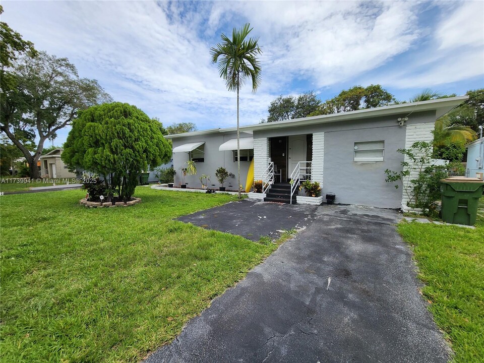 1330 NE 133rd St in North Miami, FL - Building Photo