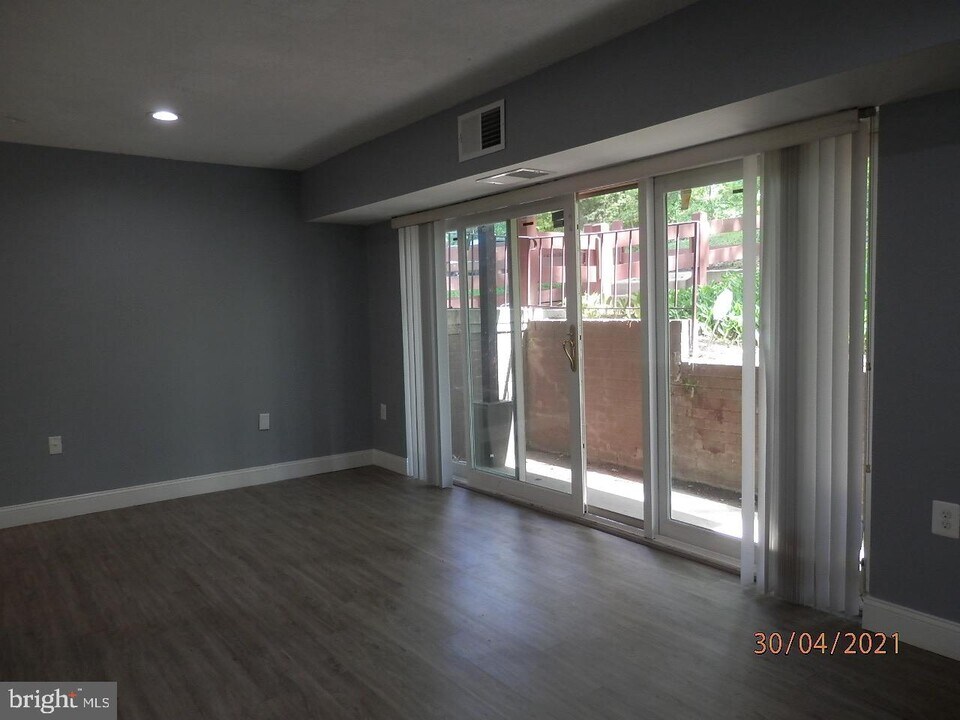 5201 Newton St-Unit -T-1 in Bladensburg, MD - Building Photo