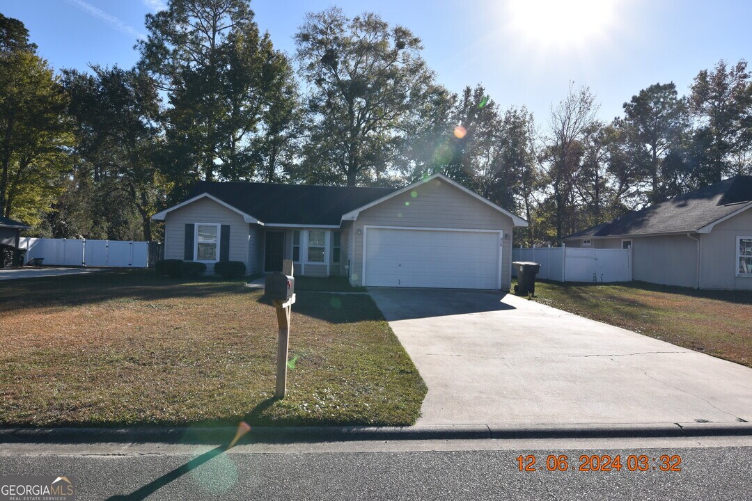 213 Lake Forest S Dr in Kingsland, GA - Building Photo