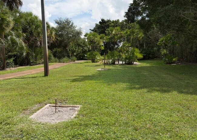 2462 Hidden Lake Dr in Naples, FL - Building Photo - Building Photo