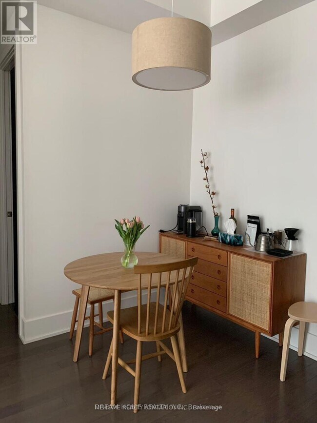 39 Queens Quay E in Toronto, ON - Building Photo - Building Photo