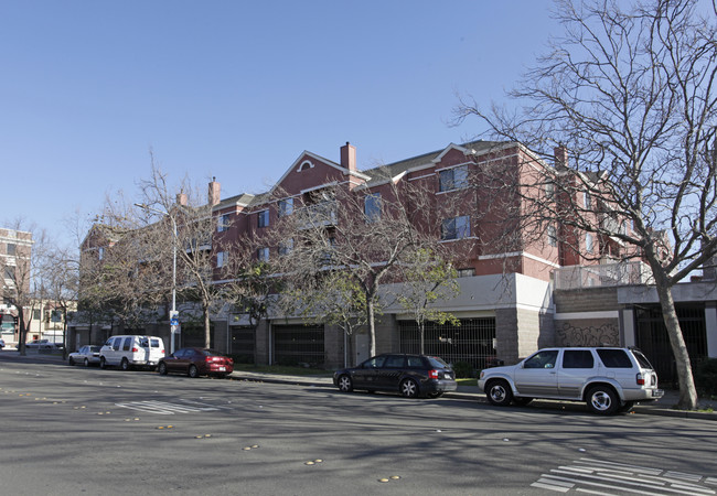 Richmond City Center Apartments in Richmond, CA - Foto de edificio - Building Photo