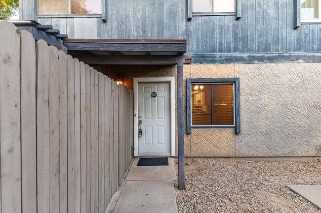 property at 286 W Palomino Dr