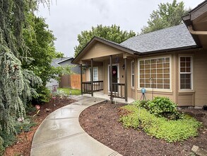 2529 W Sheryl St in Meridian, ID - Foto de edificio - Building Photo